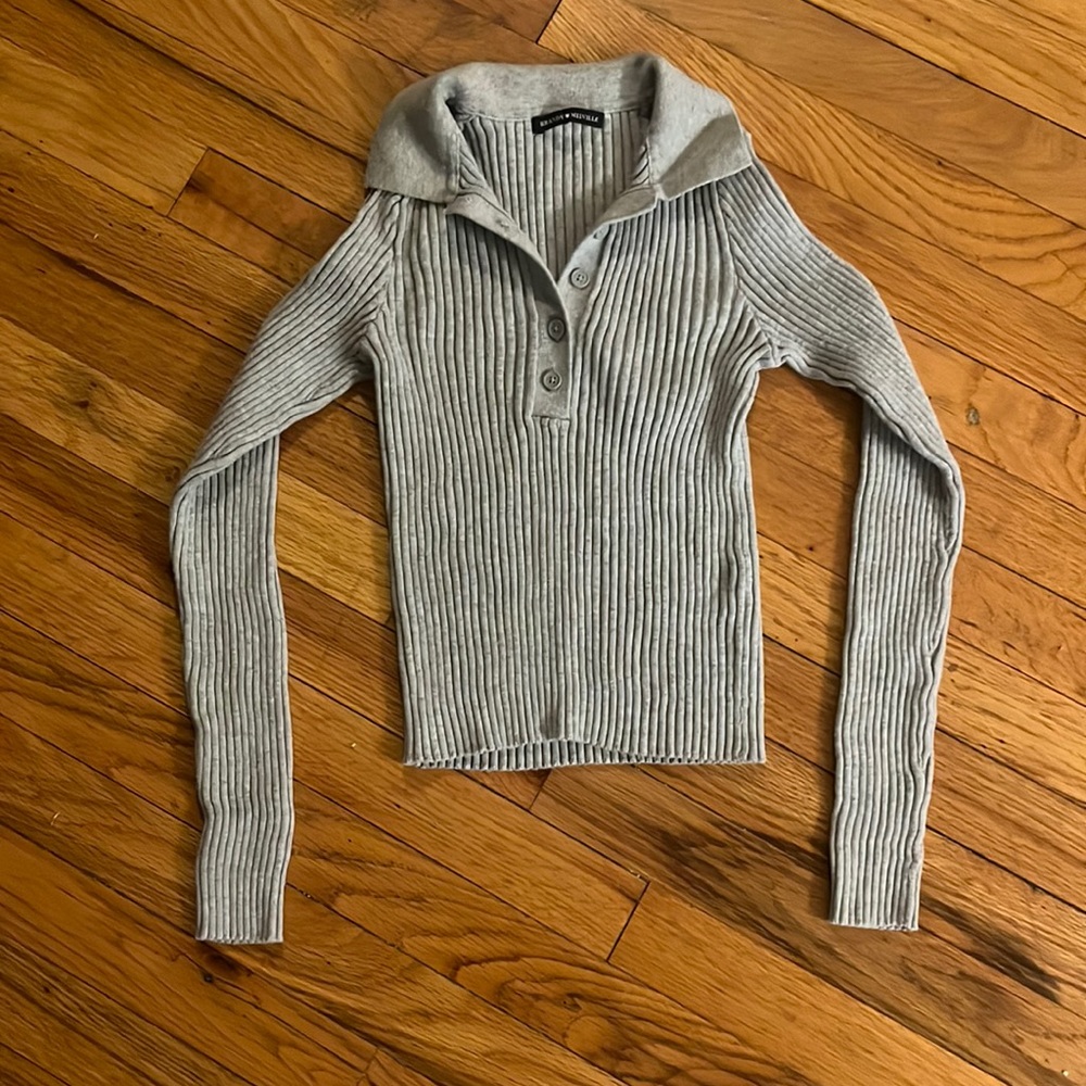 Gray quarter button collar shirt